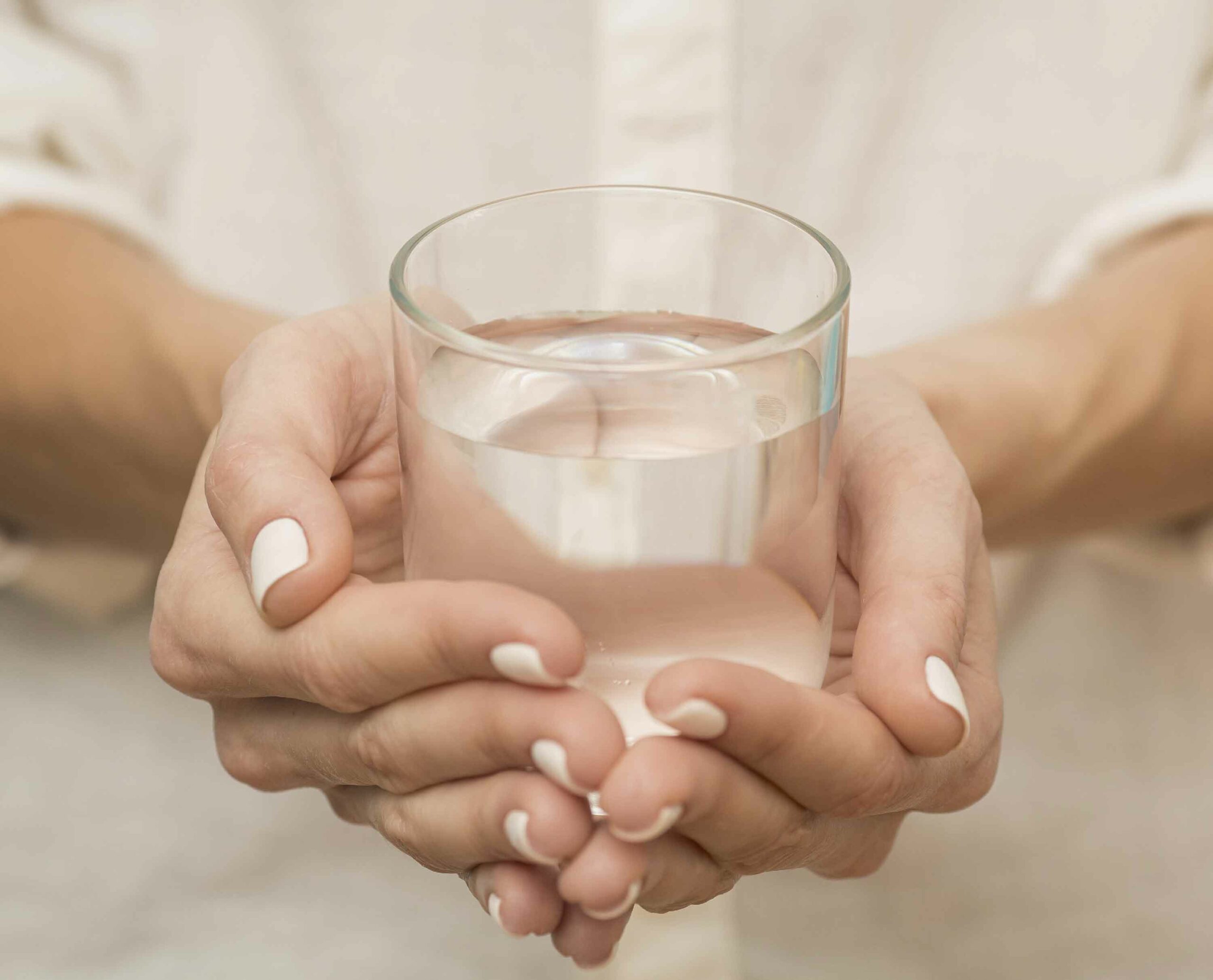 MiAyuno-manos-mujer-vaso