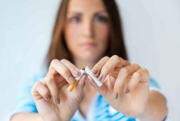MiAyuno-mujer-cortando-cigarro MiAyuno-mujer-cortando-cigarro