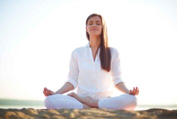 MiAyuno-mujer-meditando-feliz MiAyuno-mujer-meditando-feliz
