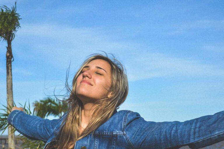 miayuno-cambiar-mundo-cuadrado chica-brazos-abiertos-cielo