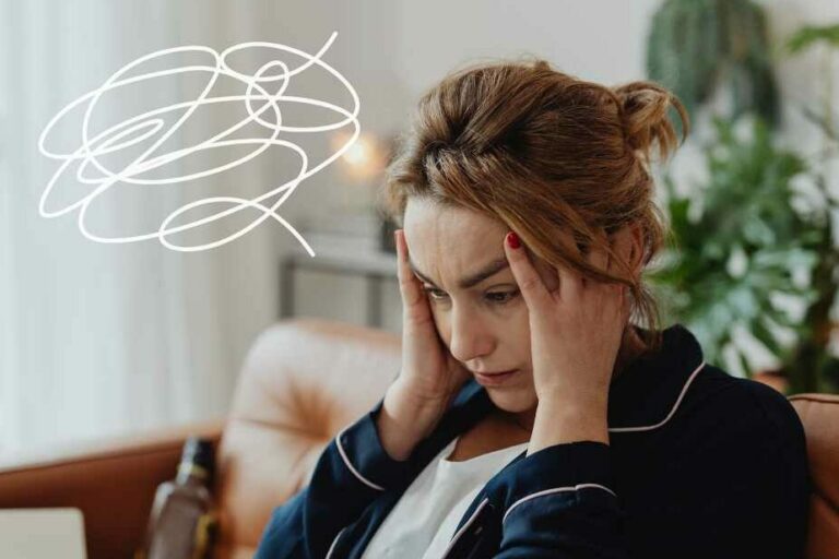 Mujer estresada con las manos en la cabeza y una nube de pensamientos