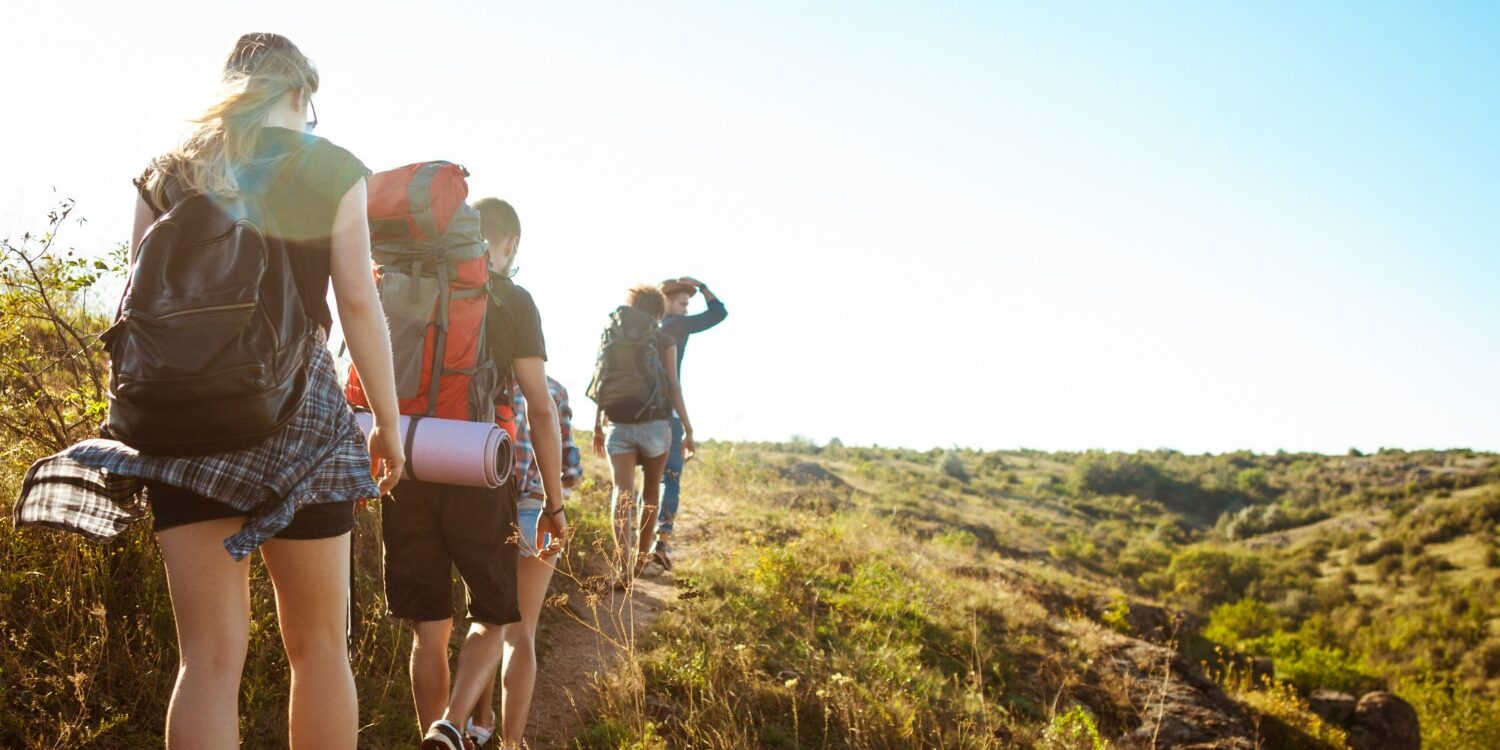 Retiros de ayuno beneficios del senderismo guiado