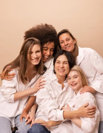 mujeres-africanas-caucasicas-alegres-diferentes-edades-camisas-blancas-riendose-mirando-camara-sobre-fondo-beige_197531-31815 mujeres-africanas-caucasicas-alegres-diferentes-edades-camisas-blancas-riendose-mirando-camara-sobre-fondo-beige_197531-31815